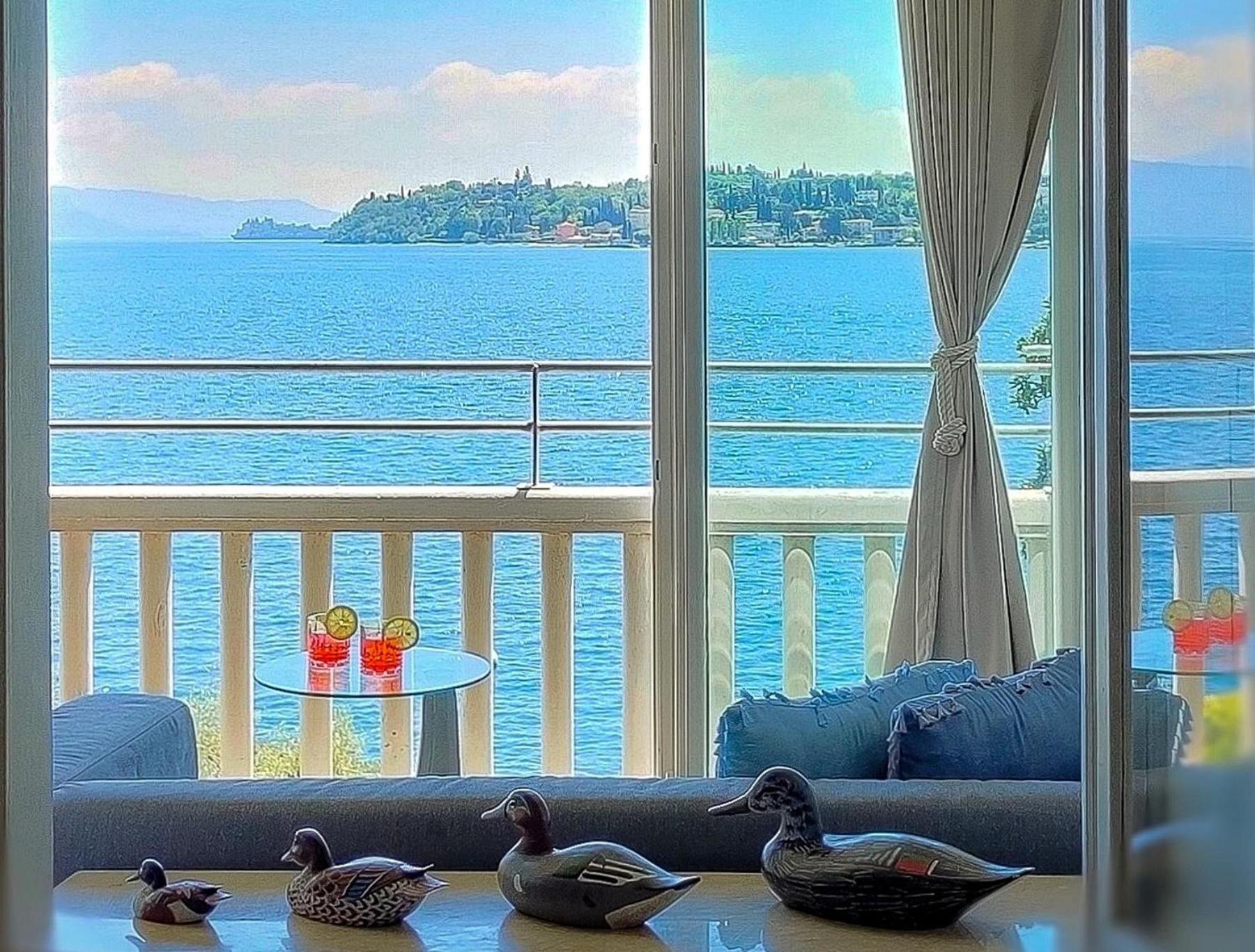 Luxury Lakeside Apartment Right On The Water ซาโล ภายนอก รูปภาพ