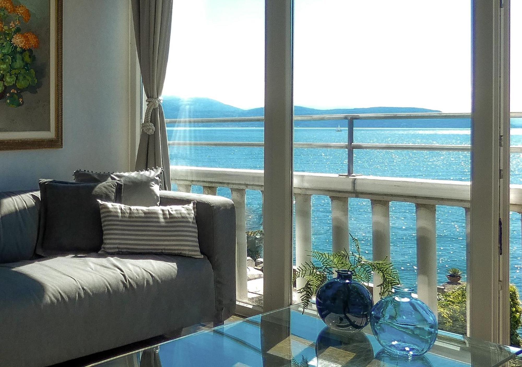 Luxury Lakeside Apartment Right On The Water ซาโล ภายนอก รูปภาพ